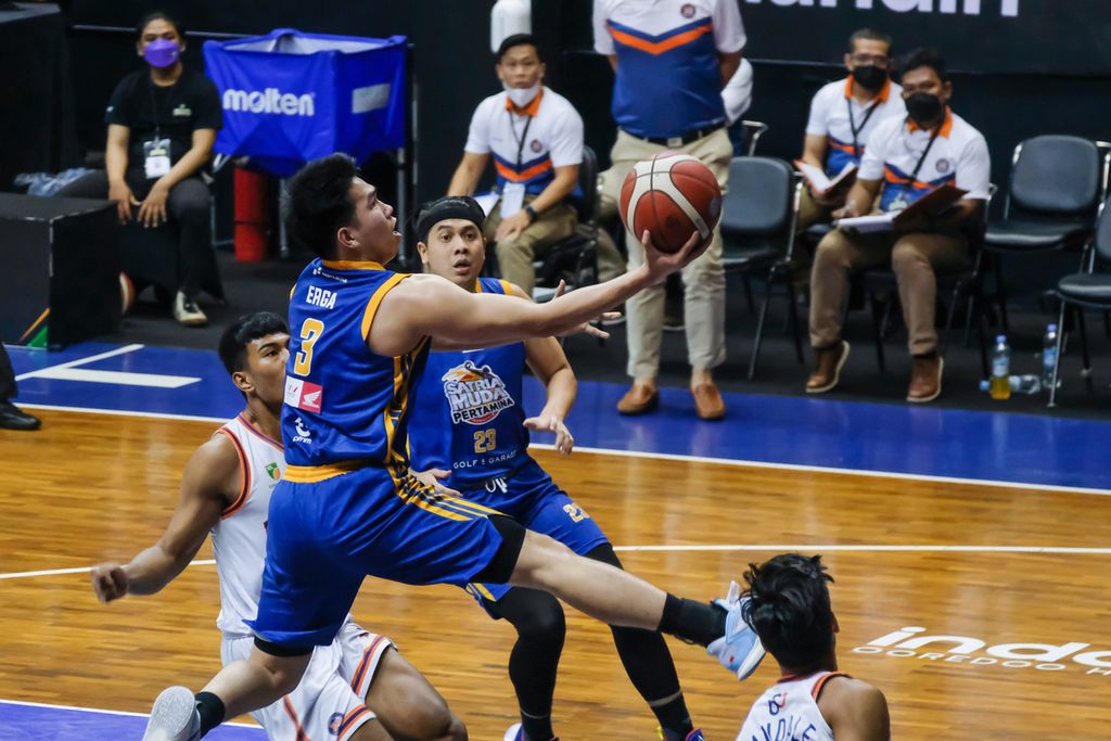 <i>Guard </i>cadangan Satria Muda Pertamina Jakarta Antoni Erga melakukan <i>lay-up </i>di tengah kepungan pertahanan Pelita Jaya Bakrie Jakarta dalam laga pertama final IBL 2022 di C-Tra Arena, pada Sabtu (27/8/2022). Satria Muda mencuri gim satu lewat kemenangan 95-87.