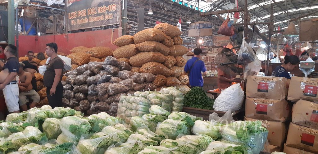 Suasana Pasar Induk Kramat Jati, Jakarta Timur, Senin (9/5/2022) siang.