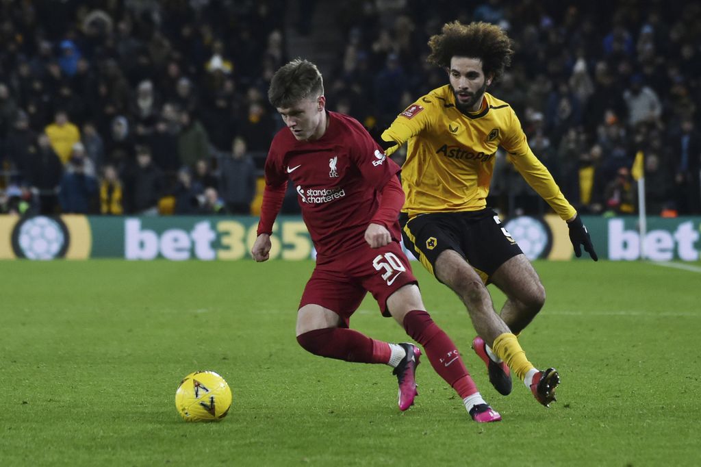 Pemain muda Liverpool, Ben Doak, saat beraksi dalam laga ulangan putaran ketiga Piala FA antara Wolverhampton Wanderers dan Liverpool, Rabu (18/1/2023) dini hari WIB. Saat dimainkan melawan LASK, Doak jarang menerima bola dari rekan-rekannya.