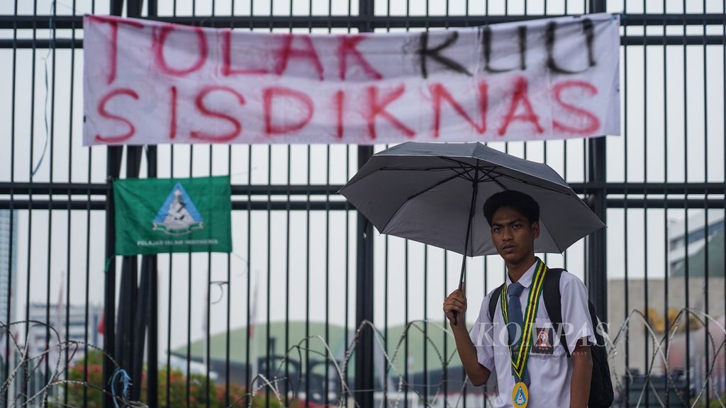 Para pelajar yang tergabung dalam Pelajar Islam Indonesia menggelar aksi di depan kompleks DPR, Jakarta, untuk menolak Rancangan Undang-Undang Sistem Pendidikan Nasional (RUU Sisdiknas), Senin (29/8/2022). Mereka menilai RUU Sisdiknas justru merugikan bagi sistem pendidikan yang berjalan. RUU Sisdiknas ini akan berdampak pada kesejahteraan guru dan bisa berpengaruh pada kualitas pendidikan yang berjalan. 