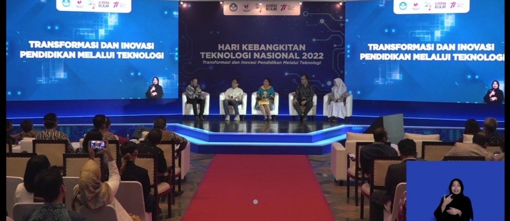 Mendikbudristek Nadiem Makarim berbincang bersama perwakilan siswa, guru, kepala sekolah, dan dosen tentang pemanfaatan berbagai platform digital yang dikembangkan Kemendikbudristek. Peringatan Hari kebangkitan Teknologi Nasional, Rabu (10/8/2022), dimeriahkan Kemendikbudristek dengan menggelar webinar bertajuk Transformasi dan Inovasi Pendidikan melalui Teknologi.