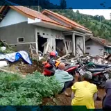 Hujan Deras dan Angin Sebabkan Longsor di Bandung