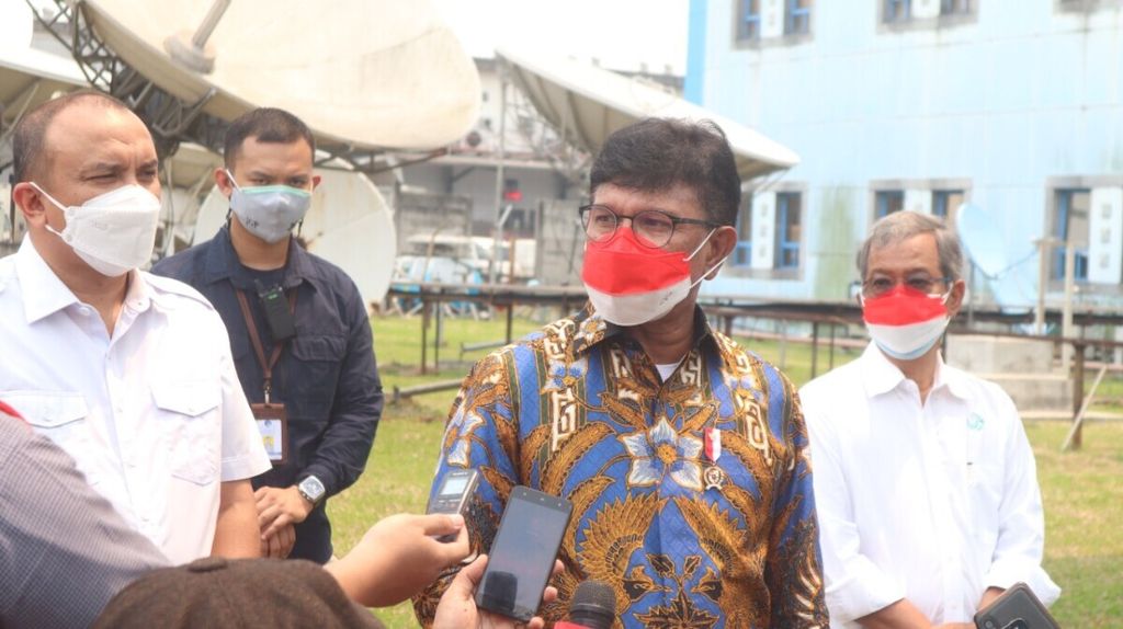 (kiri ke kanan): Direktur Utama Bakti Kemkominfo Anang Latif, Menkominfo Johnny G Plate, dan Presiden Direktur PT PSN Adi Rahman Adiwoso seusai seremonial peletakan batu pertama stasiun bumi untuk satelit multifungsi Satria I, Rabu (18/8/2021), di Cikarang, Bekasi.