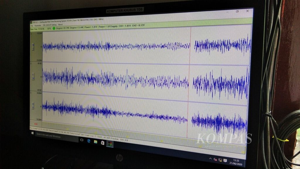 Monitor seismograf di kantor Badan Meteorologi, Klimatologi, dan Geofisika pada Stasiun Geofisika Kelas III Karangkates, Kabupaten Malang, Jawa Timur, 21 Juni 2020.