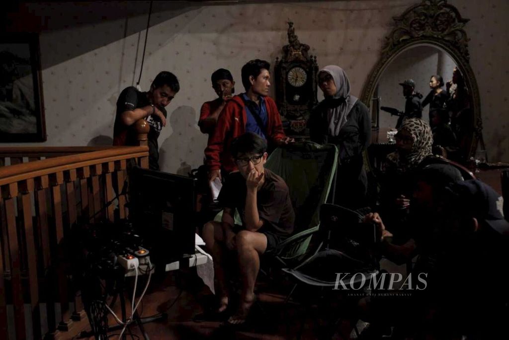 Suasana pembuatan film horor <i>Danur </i>yang meledak di pasaran dengan jumlah penonton lebih dari 2,7 juta orang. Selain di Indonesia, Danur juga diputar di Malaysia dan Brunei Darussalam.