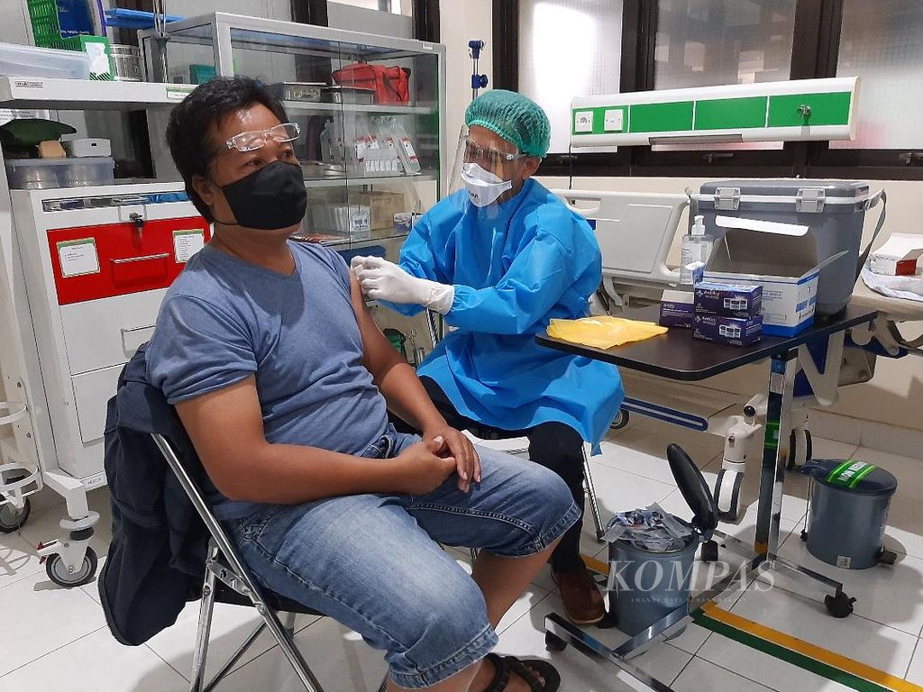 https://assetd.kompas.id/HEdpPwhfLK0k6a9OOtuyQFKlMts=/1024x768/filters:watermark(https://cdn-content.kompas.id/umum/kompas_main_logo.png,-16p,-13p,0)/https%3A%2F%2Fkompas.id%2Fwp-content%2Fuploads%2F2021%2F09%2F20210906egiA-vaksinasi_1630935418.jpg