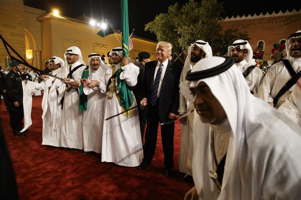 Presiden AS Donald Trump (memakai jas) memegang sebilah pedang dan mengayunkannya bersama para penari tradisional dalam upacara penyambutan atas kedatangannya di Istana Murabba, Riyadh, Arab Saudi, Sabtu, 20 Mei 2017.