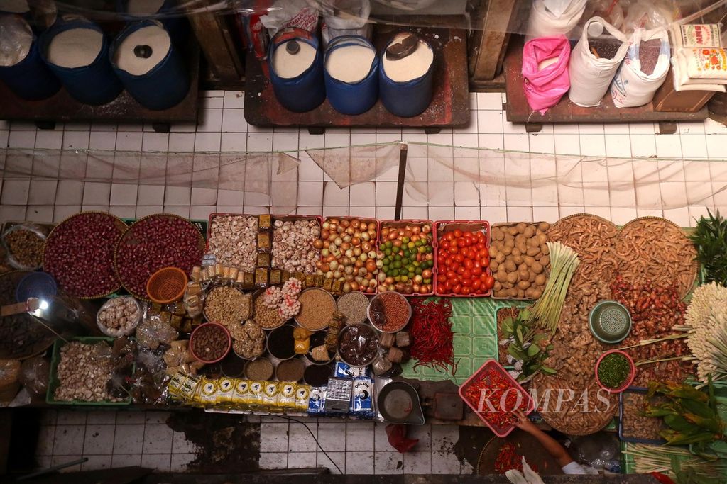 Pedagang bahan makanan menunggu pembeli di Pasar PSPT Tebet, Jakarta Selatan, Jumat (4//2020).
