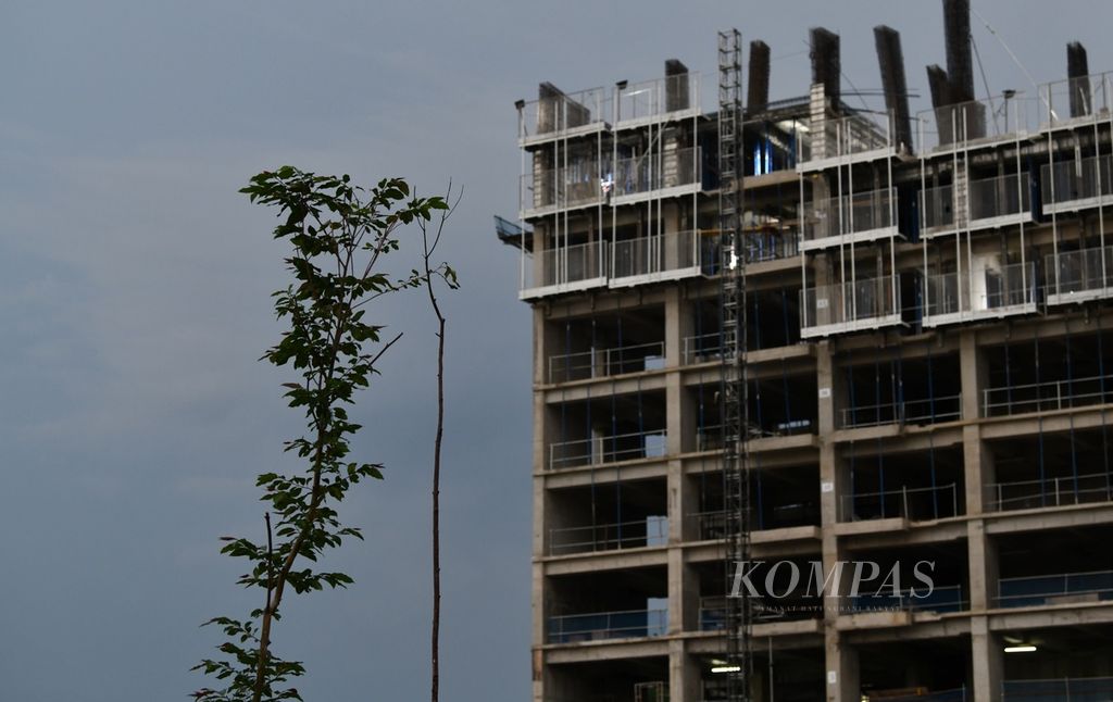 Proyek pembangunan EleVee Condominium di Alam Sutera, Kota Tangerang, Banten, Rabu (10/1/2024).  