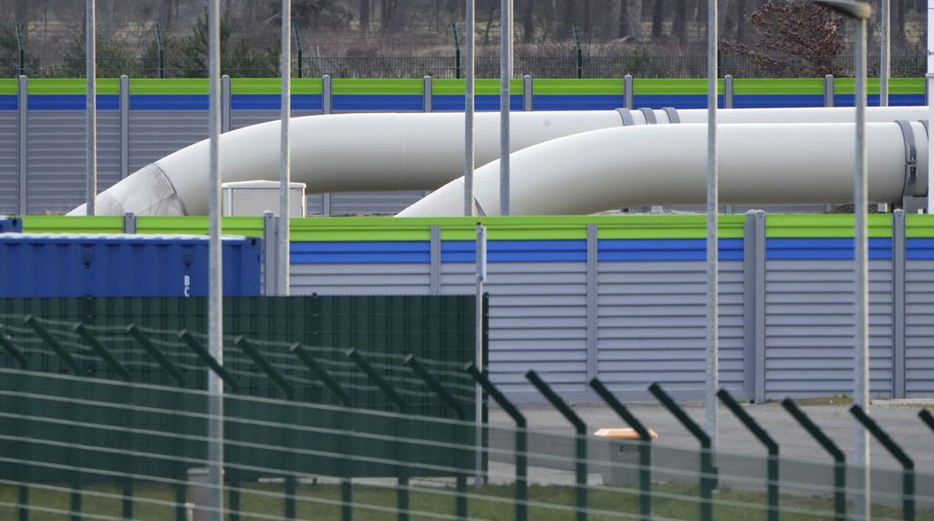 Dua pipa jalur gas Nord Stream 2 di Lubmin, Jerman, seperti terlihat dalam foto yang diambil pada Selasa (15/2/2022). Jalur Nord Stream 2 dengan panjang 1.230 kilometer ini mengalirkan gas alam dari Rusia ke Jerman melalui bawah tanah Laut Baltik. 