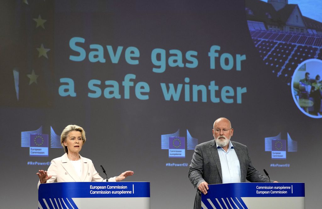  Presiden Komisi Eropa Ursula von der Leyen (kiri) dalam jumpa wartawan di Brussels, Belgia, pada 20 Juli 2022. Ia mengusulkan konsumsi gas anggota Uni Eropa dipangkas 15 persen. Dengan demikian, UE bisa punya cadangan gas untuk musim dingin.