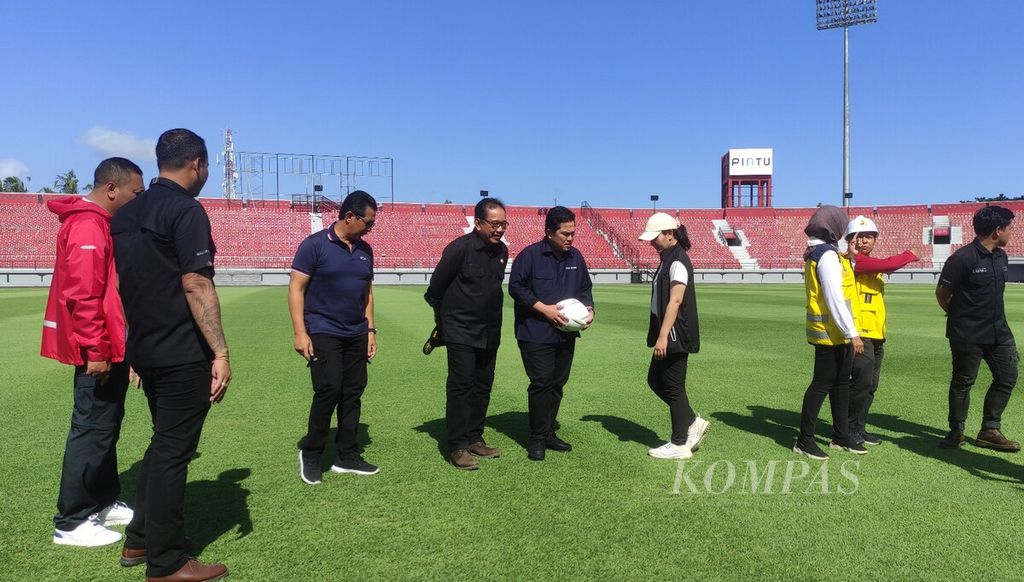 Ketua Umum PSSI Erick Thohir (tengah) didampingi Wakil Gubernur Bali Tjokorda Oka Artha Ardana Sukawati (sebelah kiri) mengamati kondisi lapangan di Stadion Kapten I Wayan Dipta, Gianyar, Minggu (12/3/2023). Stadion Dipta di Gianyar juga dipersiapkan sebagai lapangan utama penyelenggaraan Piala Dunia U-20 2023 di Indonesia.
