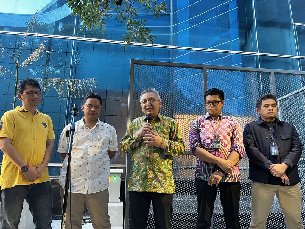Konferensi pers perihal pelarangan penjualan pakaian bekas impor oleh Kementerian Koperasi dan UKM di Gedung Smesco, Jakarta, Selasa (21/3/2023).