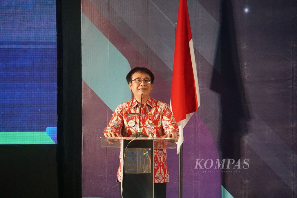 Sekretaris Daerah Sulawesi Utara Praseno Hadi membacakan sambutan dalam rapat kerja Asosiasi Daerah Penghasil Migas dan Energi Terbarukan (ADPMET) di Manado, Sulawesi Utara, Kamis (9/6/2022).