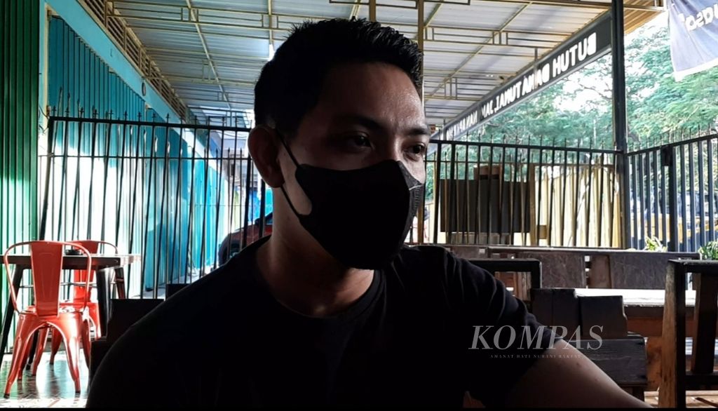 Emirat Moniharapon (29) yang sudah dilaporkan ke Polda Metro Jaya atas dugaan penipuan berkedok cinta di Makassar, Sulawesi Selatan, Selasa (5/4/2022). 