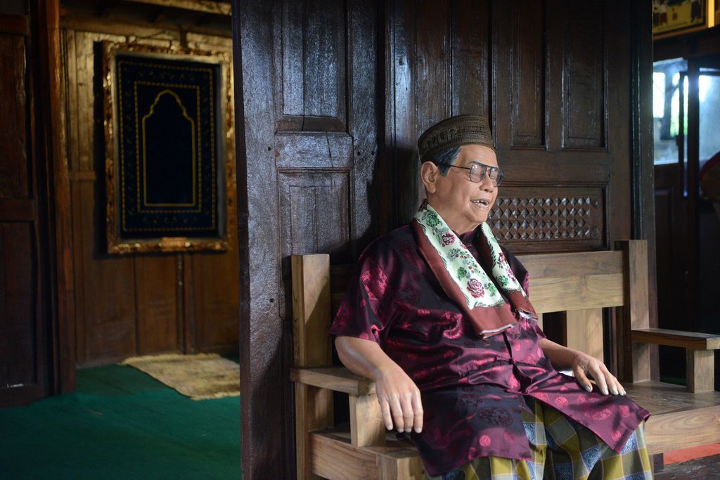 Patung almarhum Presiden Keempat RI Abdurrahman Wahid diletakkan di depan musala di kompleks Omah Petroek, Desa Hargobinangun, Pakem, Sleman, DI Yogyakarta, Rabu (31/3/2021).  