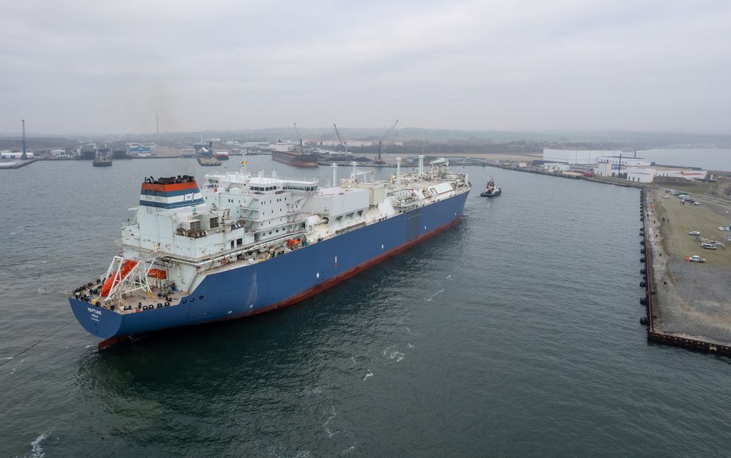 Gambar yang diambil pada 23 November 2022 dari perusahaan infrastruktur energi Deutsche ReGas ini memperlihatkan kapal Unit Penyimpanan dan Regasifikasi Terapung (FSRU) Neptunus saat tiba di Pelabuhan Mukran, Pulau Ruegen, di Laut Baltik, Jerman. Neptunus merupakan FSRU pertama yang tiba di Jerman, setelah beberapa waktu negara itu berupaya  mencari pasokan energi alternatif.  