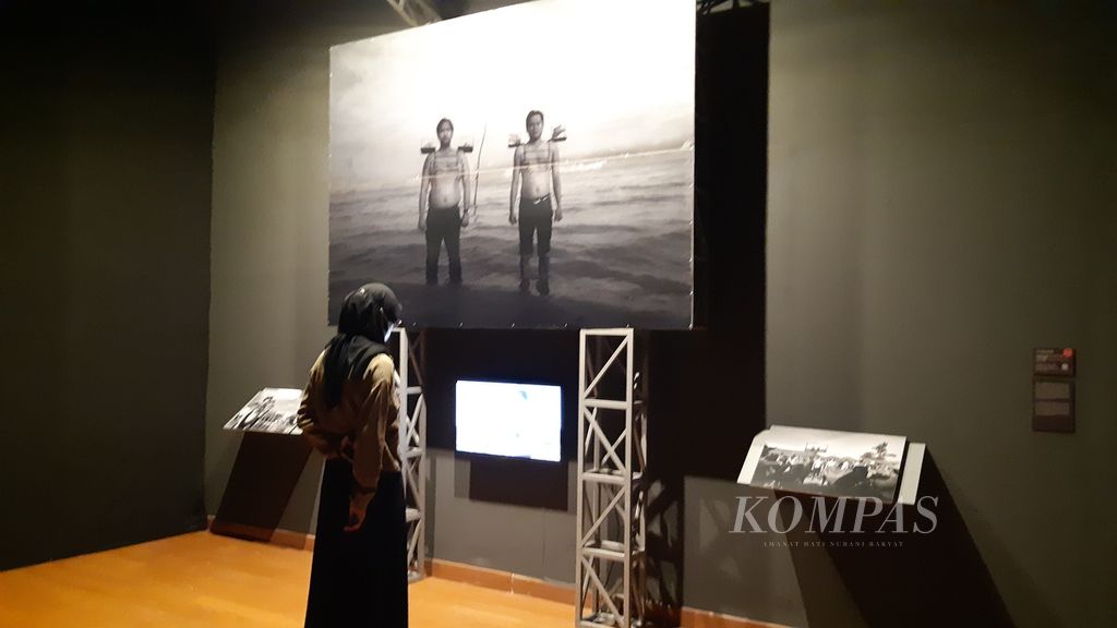 Pengunjung menikmati seni instalasi karya Suvi Wahyudianto, yang berjudul Billboard Tak Berwarna dan Utopia Pasca-Ingatan”, Kamis (28/11/2024). Karya ini ditampilkan di dalam pameran pemenang dan finalis Basoeki Abdullah Art Award di Galeri Nasional Indonesia, Jakarta, 22 November hingga 8 Desember 2024.