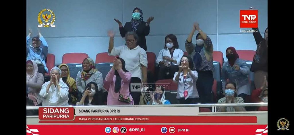 Rapat Paripurna Dewan Perwakilan Rakyat, Selasa (21/3/2023), akhirnya sepakat menetapkan RUU PPRT sebagai RUU inisiatif DPR. Pada Rapat Paripurna DPR yang dipimpin Ketua DPR Puan Maharani itu, setiap fraksi menyampaikan pandangan fraksi dalam bentuk tertulis untuk menyetujui RUU PPRT menjadi RUU inisiatif DPR. Tampak PRT dan aktivis perempuan bertepuk tangan menyambut RUU PPRT disetujui sebagai RUU inisiatif DPR.