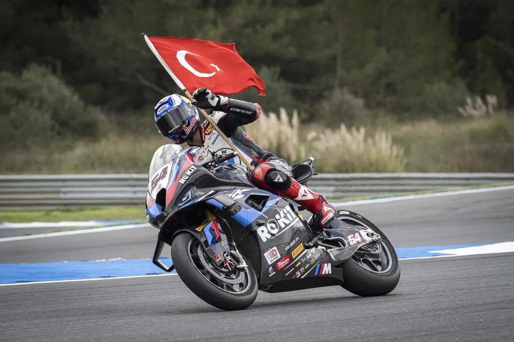 Pebalap tim Rokit BMW Motorrad Toprak Razgatlioglu merayakan kemenangan balapan satu Superbike seri Estoril, Sabtu (12/10/2024). Razgatlioglu juga memenangi balapan dua serta finis di posisi kedua dalam balapan superpole pada Minggu (13/10). Pebalap asal Turki itu akan menjadi juara Superbike 2024 seusai balapan satu di Jerez akhir pekan depan jika kehilangan maksimal sembilan poin dari pesaingnya, Nicolo Bulega.