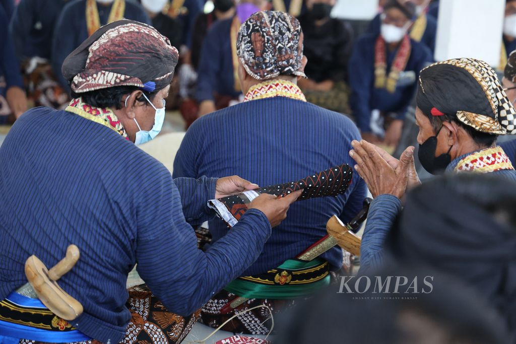 Abdi Dalem menata berbagai benda milik Sultan Hamengku Buwono X yang akan dilarung dalam prosesi Labuhan di Pantai Parangkusumo, Bantul, DI Yogyakarta, Jumat (4/3/2022). Tradisi itu diselenggarakan setiap tahun untuk memperingati bertahtanya Sultan Hamengku Buwono X sebagai Raja Keraton Yogyakarta. Tradisi Labuhan juga menjadi simbol upaya menjaga harmoni antara masyarakat dengan alam sekitar.