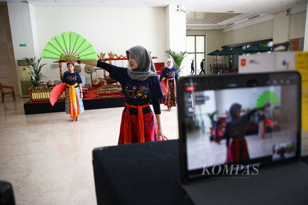 Instruktur tari memeragakan gerakan tangan dalam tari Katumbiri pada acara latihan tari secara daring oleh Yayasan Belantara Budaya Indonesia di Museum Nasional, Jakarta Pusat, Sabtu (5/6/2021). Kelas tari Museum Nasional ini dapat diikuti secara gratis melalui aplikasi Zoom dan kanal Youtube Museum Nasional setiap hari Sabtu dari pukul 10.00 WIB. 