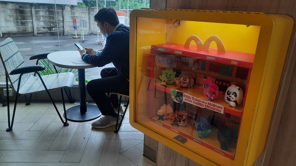 McDonald's belum menjual suvenir berunsur sepak bola, seperti yang tampak pada etalase di Senayan Trade Center (STC), Jakarta, Senin (7/11/2022). Meski demikian, euforia akan dibangun dalam beberapa hari mendatang, seperti perubahan kemasan dan penjualan suvenir Piala Dunia 2022.