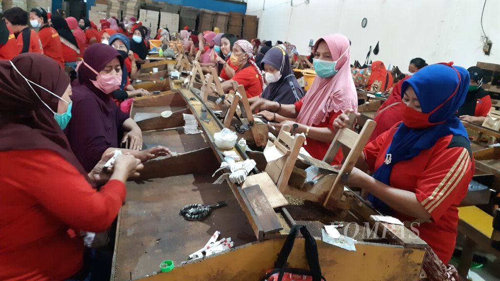 https://assetd.kompas.id/HaLtct5U3AC1KwEy_5SbZvz888w=/1024x576/filters:watermark(https://cdn-content.kompas.id/umum/kompas_main_logo.png,-16p,-13p,0)/https%3A%2F%2Fkompas.id%2Fwp-content%2Fuploads%2F2021%2F08%2F20210830nik-industri-rokok-1_1630316127.jpg