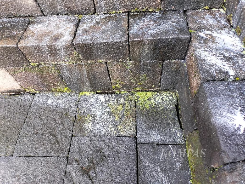 Sisa emulsi minyak atsiri sereh wangi yang baru saja disemprotkan pada batuan Candf Borobudur, terlihat berwarna putih, Selasa (21/6/2022).