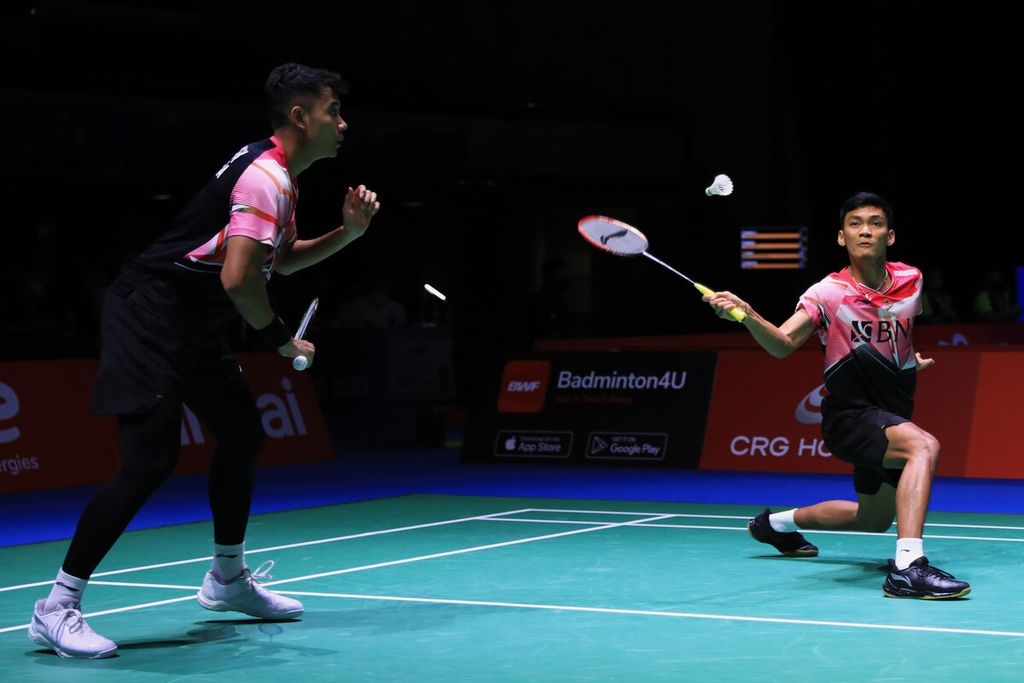 Ganda putra Indonesia Bagas Maulana/Muhammad Shohibul Fikri mengembalikan bola ke ganda Skotlandia, Alexander Dunn/Adam Hall pada babak kedua Kejuaraan Dunia Bulu Tangkis di Tokyo, Jepang, Rabu (24/8/2022). Bagas/Fikri kalah dengan skor 21-17, 19-21, 15-21.