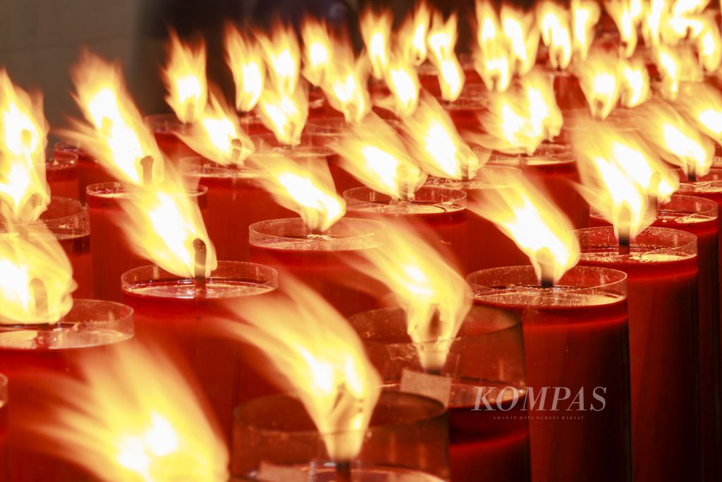 Lilin dinyalakan di Kelenteng Ta Sie Bio, kawasan Petak Sembilan, Glodok, Jakarta, pada malam Tahun Baru Imlek 2023, Sabtu (22/01/1023). Foto diambil dengan kamera Canon R6 Mark II. 