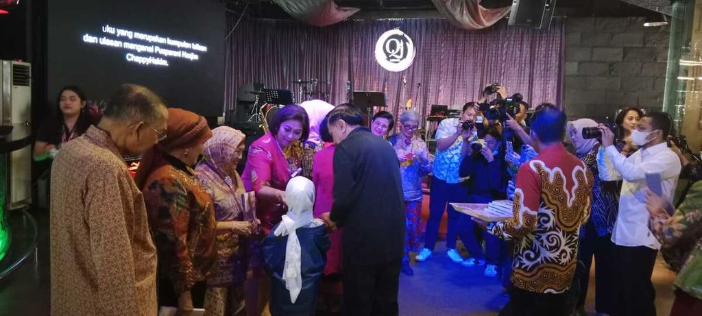 Pembagian buku karya Pusparani Hasjim yang diluncurkan dalam acara Literasi Akhir Pekan (Litakan) dengan tema Psikolog Menulis" di Hotel Sultan, Jakarta, Rabu (22/3/2023)