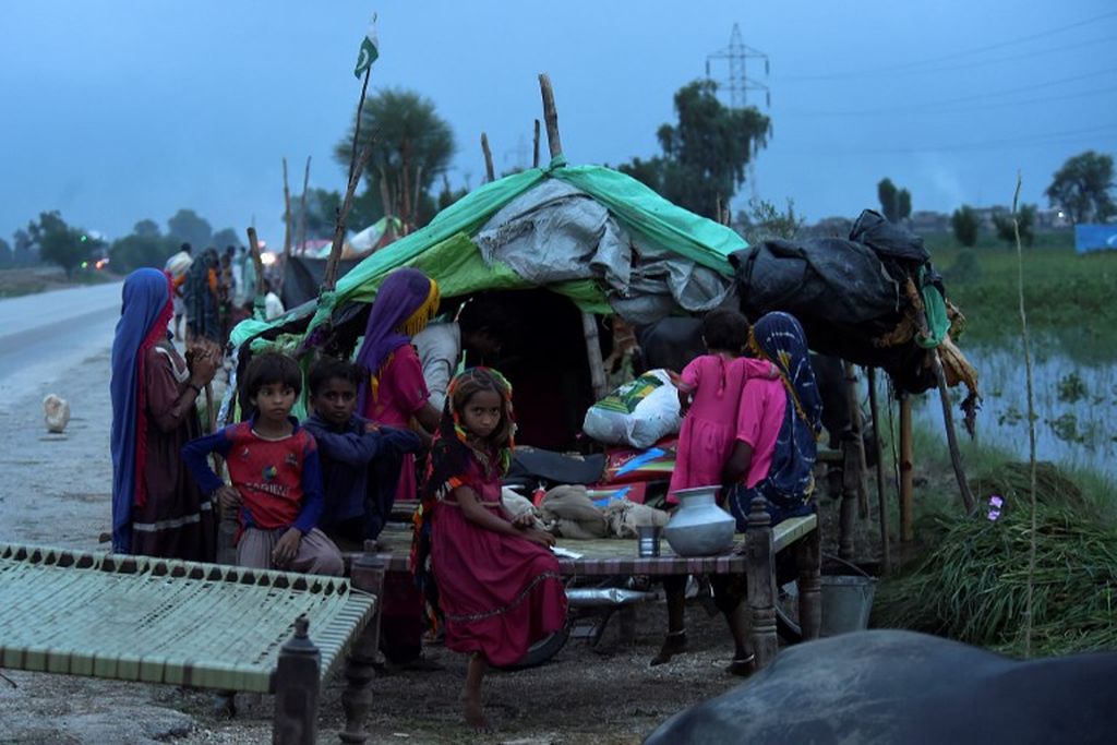 Warga korban banjir berlindung di sebuah kamp darurat setelah hujan deras di distrik di Sindh, Pakistan selatan, Kamis, 25 Agustus 2022. 