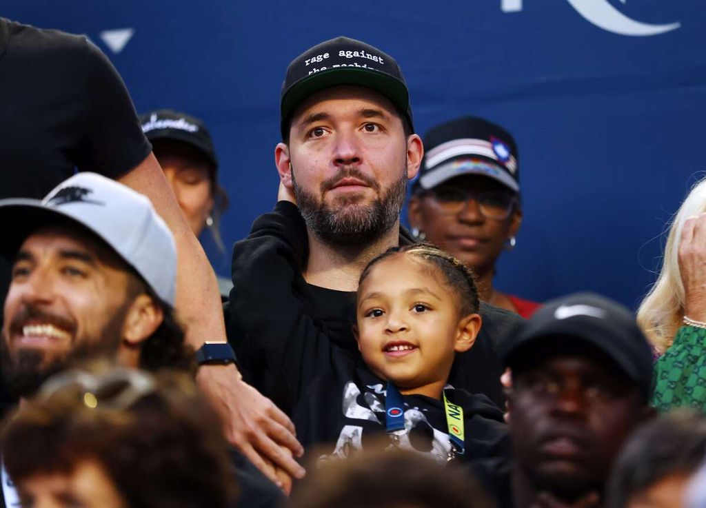 Suami petenis Serena Williams, Alexis Ohanian, dan putri mereka, Alexis Olympia Ohanian Jr, menyaksikan laga antara Serena dan petenis Swiss, Belinda Bencic, pada babak kedua WTA Toronto, Kamis (11/8/2022) pagi WIB di Stadion Sobeys, Toronto, Ontario, Kanada. Serena kalah 2-6, 4-6 pada laga itu. 
