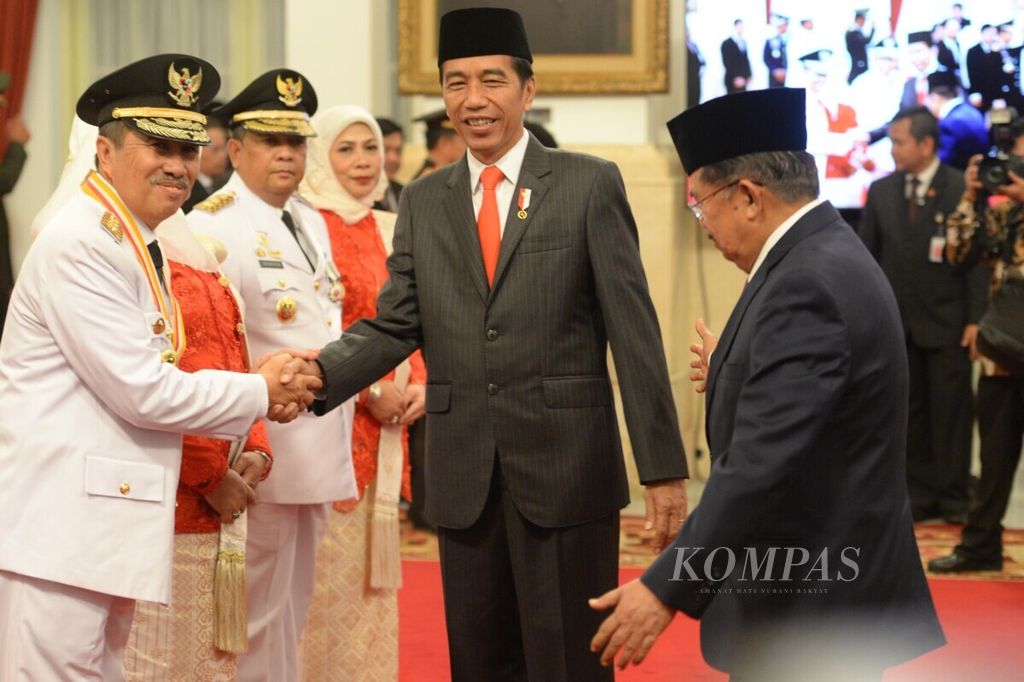 Presiden Joko Widodo, didampingi Wakil Presiden Jusuf Kalla, mengucapkan selamat kepada Syamsuar dan Edy Natar Nasution yang telah dilantik menjadi Gubernur dan Wakil Gubernur Riau periode 2019-2024 di Istana Negara, Jakarta, Rabu (20/2/2019). Pelantikan Syamsuar-Edy Natar berdasarkan Keppres Nomor 20/P Tahun 2019 tentang pengesahan dan pengangkatan Gubernur dan Wagub Riau masa jabatan tahun 2019-2024.
