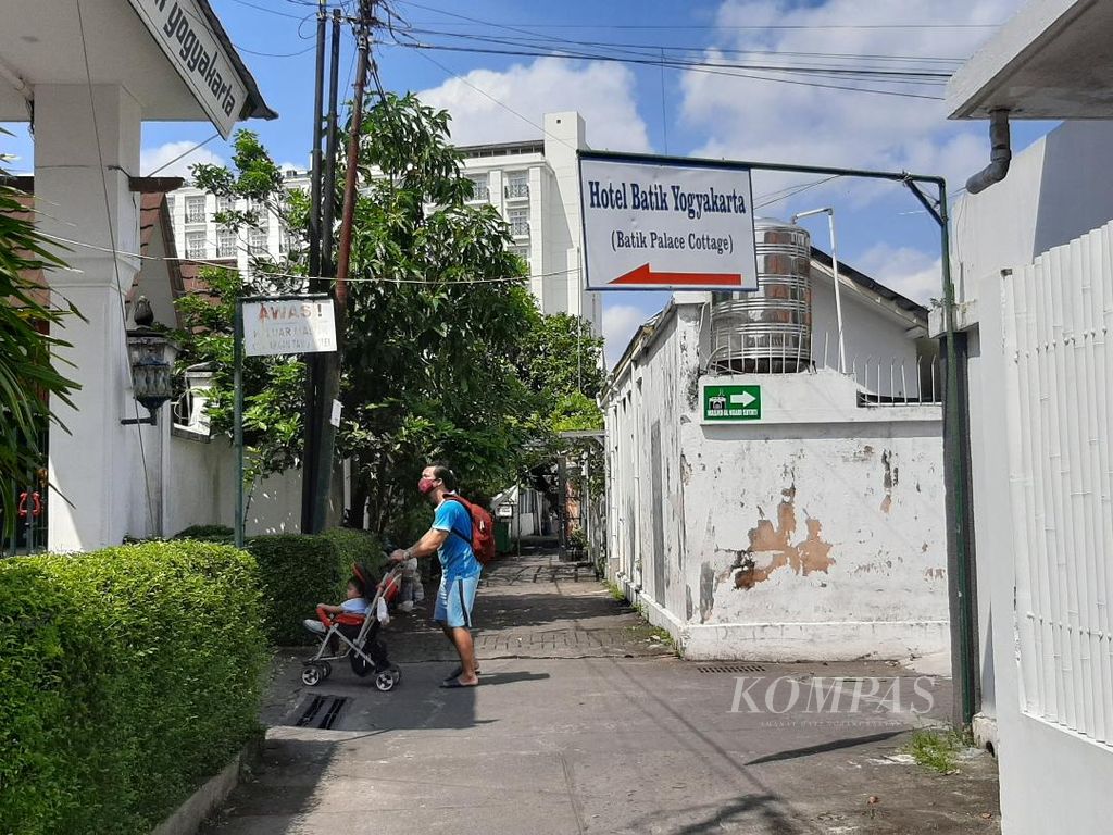 Salah seorang pengunjung  mendatangi salah satu hotel yang ada di Gang Sosromenduran, di sekitar Malioboro, Yogyakarta (9/5/2022). Walau di dalam gang, pengunjung tetap mencari hotel-hotel ini karena lokasinya yang strategis