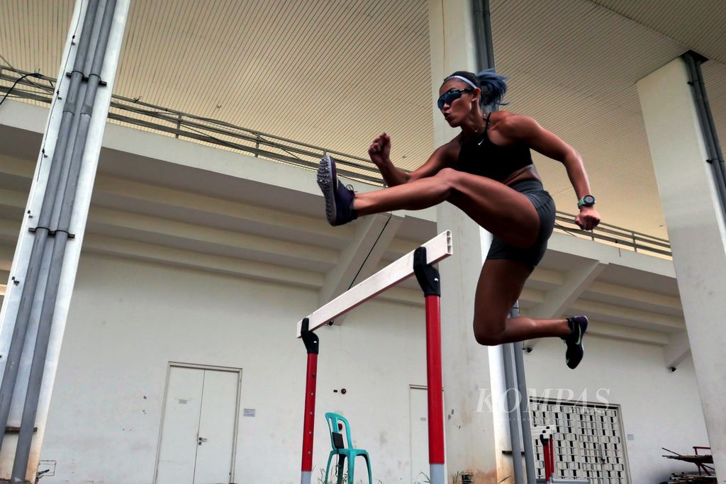Pelari gawang 100 meter putri, Emilia Nova, menjalani latihan di pelatnas atletik di Stadion Madya Senayan, Jakarta, Jumat (8/4/2022). Emilia akan berlaga di Singapura Terbuka 2022 pada 16-17 April yang menjadi pemanasan terakhir sebelum tampil di SEA Games 2021 Vietnam pada 12-23 Mei. 
