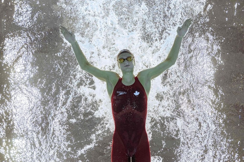 Perenang Kanada, Summer McIntosh, berlomba pada semifinal nomor 200 meter gaya kupu-kupu putri pada Kejuaraan Renang Dunia di Budapest, Hongaria, Selasa (21/6/2022). McIntosh mencatat waktu 2 menit 5,79 detik, memecahkan rekor dunia yunior, dan membawanya ke final.