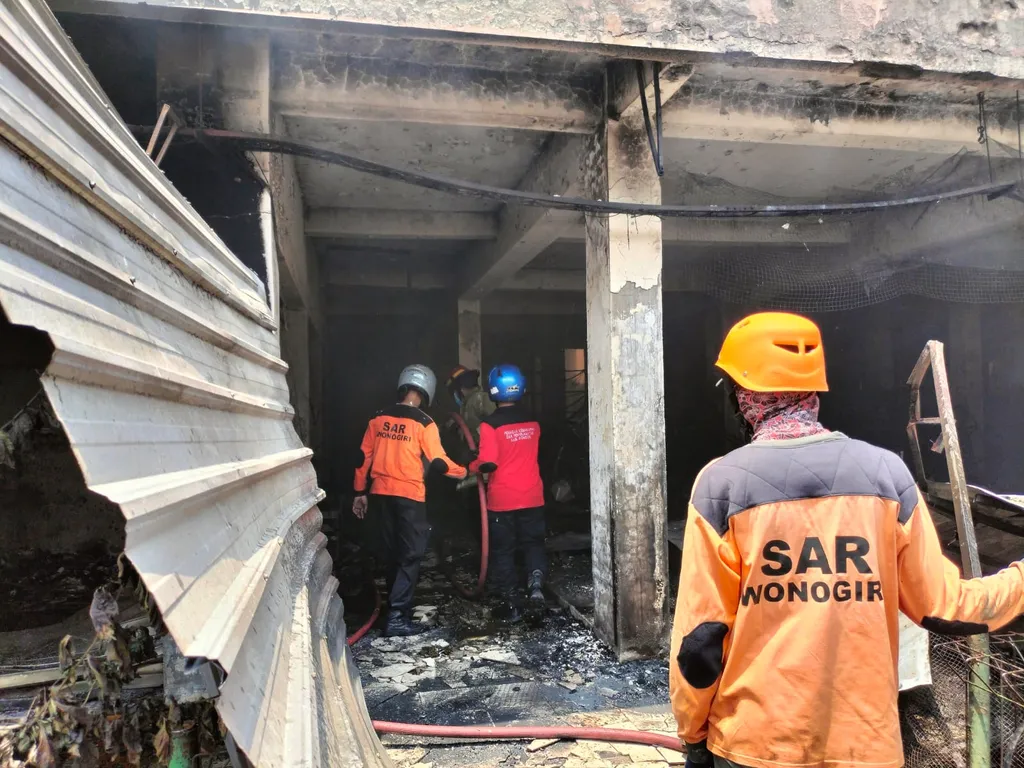 Petugas mengecek api di dalam Pasar Kota Wonogiri, Kabupaten Wonogiri, Jawa Tengah, Senin (6/10/2025) pagi. Penyebab pasti kebakaran masih diselidiki, namun dugaan awal kebakaran dipicu korsleting listrik pada jaringan lampu di salah satu kios di lantai 2 pasar tersebut. 