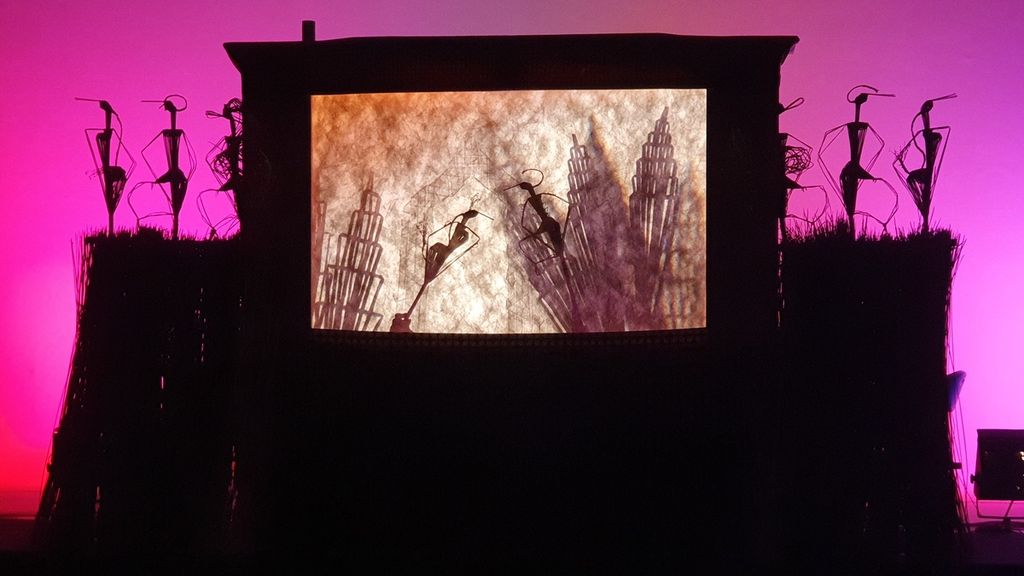 Komunitas seni Wayang Suket Indonesia menampilkan pertunjukan wayang suket bertajuk Bandung Bondowoso kepada media dalam rangkaian acara Helateater 2023 di Galeri Salihara, Jakarta Selatan, pada Rabu (1/3/2023). Komunitas yang didirikan di Solo pada 2018 dan kini bermarkas di Tuban itu ingin menampilkan sosok Bandung Bondowoso yang berbeda dan berhak menuntut kesetaraan jender.