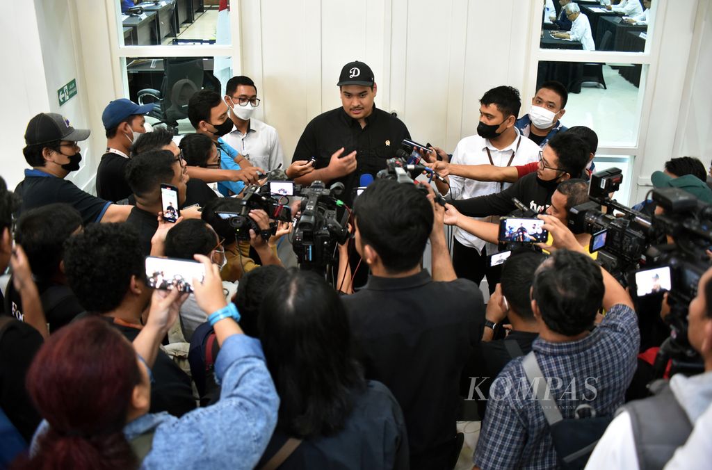 Menteri Pemuda dan Olahraga Dito Ariotedjo memberikan keterangan pers seusai memimpin rapat koordinasi lintas kementerian/lembaga dalam persiapan Piala Dunia Bola Basket FIBA 2023 di Kantor Kemenpora, Jakarta, Senin (10/4/2023). 
