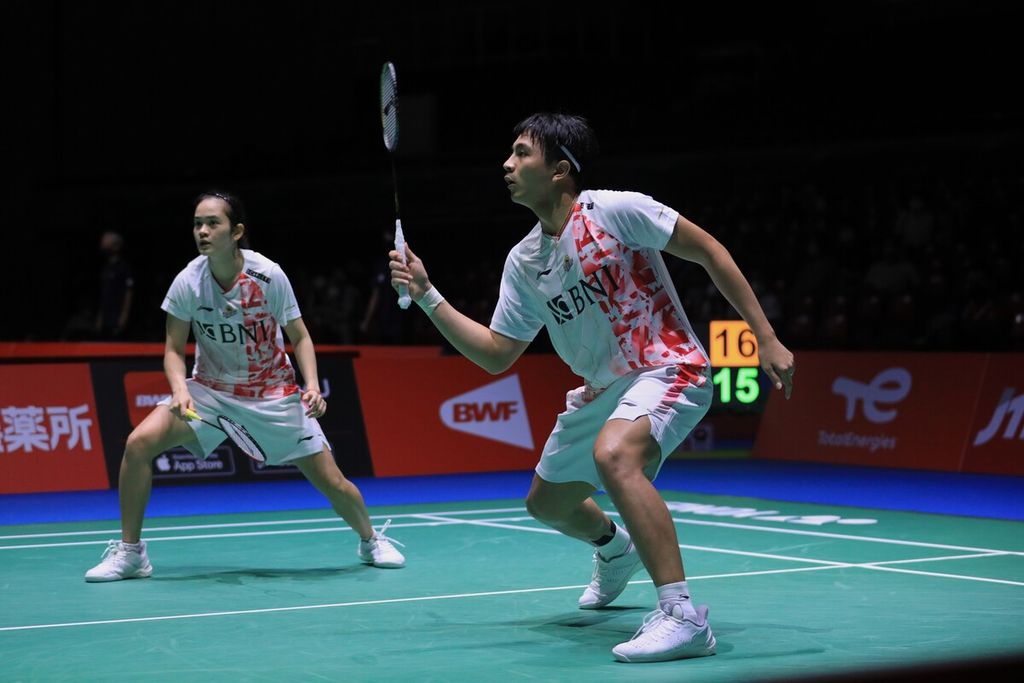 Ganda campuran Indonesia, Zachariah Josiahno Sumanti/Hediana Julimarbela, melawan pasangan Denmark, Mikkel Mikkelsen/Rikke Soeby, pada babak pertama Kejuaraan Dunia Bulu Tangkis di Tokyo Metropolitan Gymnasium, Selasa (23/8/2022). Zachariah/Hediana menang dengan skor 21-17, 16-21, 22-20. 