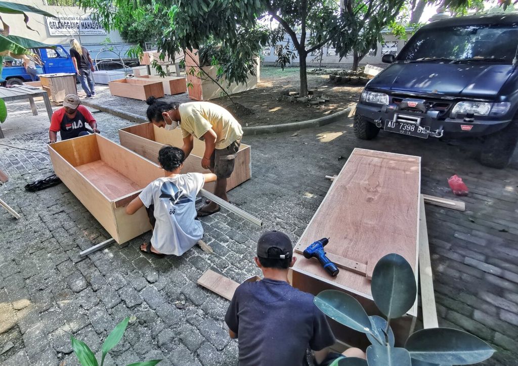 https://assetd.kompas.id/Ho8tNKAVc087V_XFf_M5d-KBkIo=/1024x724/https%3A%2F%2Fkompas.id%2Fwp-content%2Fuploads%2F2021%2F07%2FDonasi-Peti-Jenazah_1625911499.jpeg