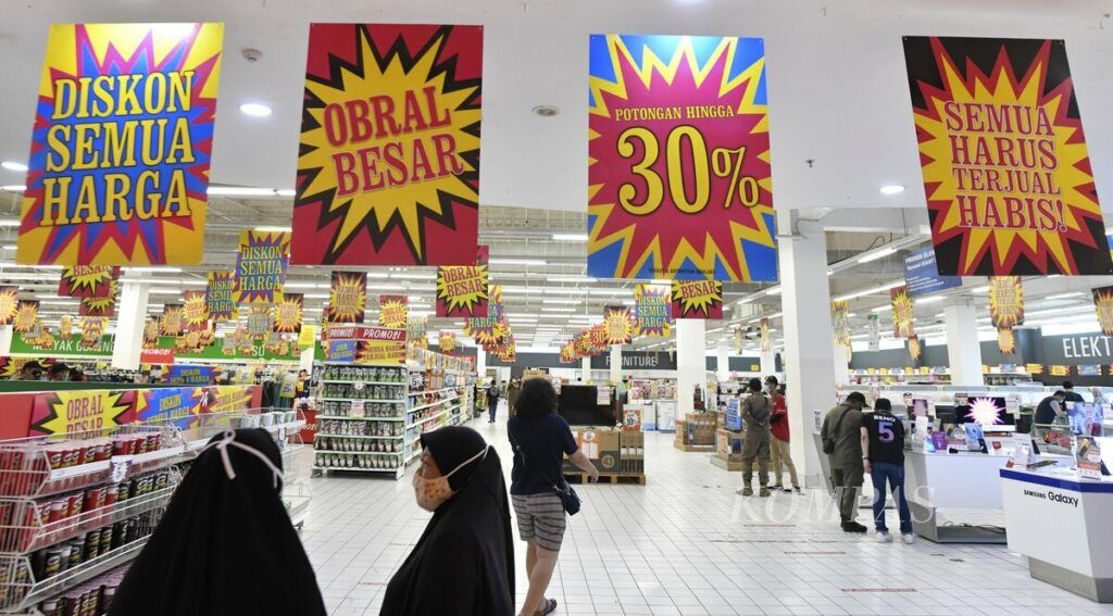 Penawaran potongan harga terpasang di gerai hipermarket Giant Ekstra Alam Sutera, Tangerang Selatan, Minggu (30/5/2021). Jelang ditutupnya semua gerai hipermarket Giant per Juli 2021, pengunjung menyerbu sejumlah gerai Giant untuk berbelanja barang yang ditawarkan dengan harga diskon. Perubahan perilaku konsumen yang tidak lagi berbelanja kebutuhan harian untuk stok satu bulan dan pandemi Covid-19 yang telah berlangsung lebih dari satu tahun menyebabkan banyak perusahaan ritel modern gulung tikar dan beralih fungsi.