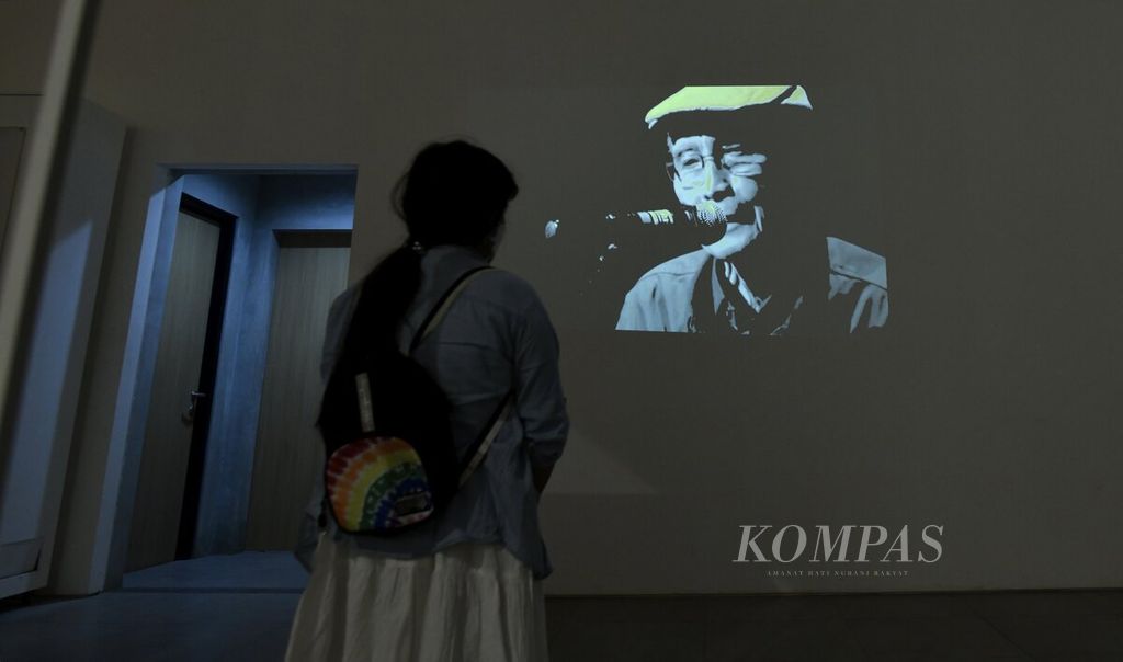 Pembukaan pameran arsip Tribute to Urban Masters Sapardi Djoko Damono & Wagiono Sunarto di Galeri Seni Taman Ismail Marzuki, Jakarta, Jumat (22/7/2022). Pameran akan berlangsung hingga 17 Agustus 2022. 