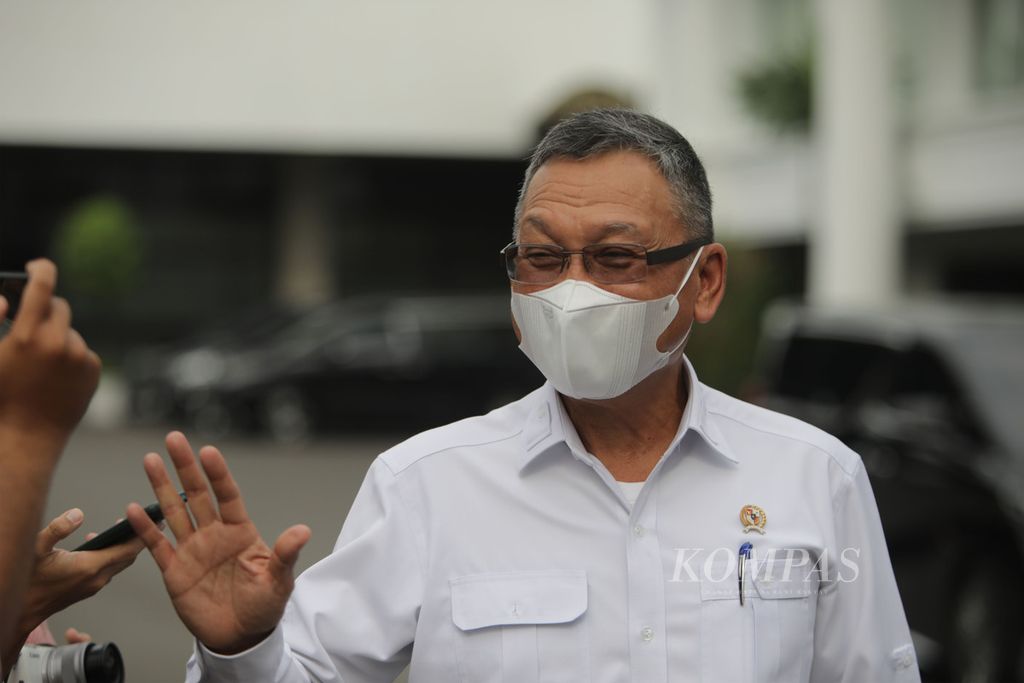 Menteri Energi dan Sumber Daya Mineral (ESDM) Arifin Tasrif seusai rapat dengan Presiden Joko Widodo di Istana Kepresidenan, Jakarta, Senin (27/3/2023). KOMPAS/HERU SRI KUMORO 27-03-2023