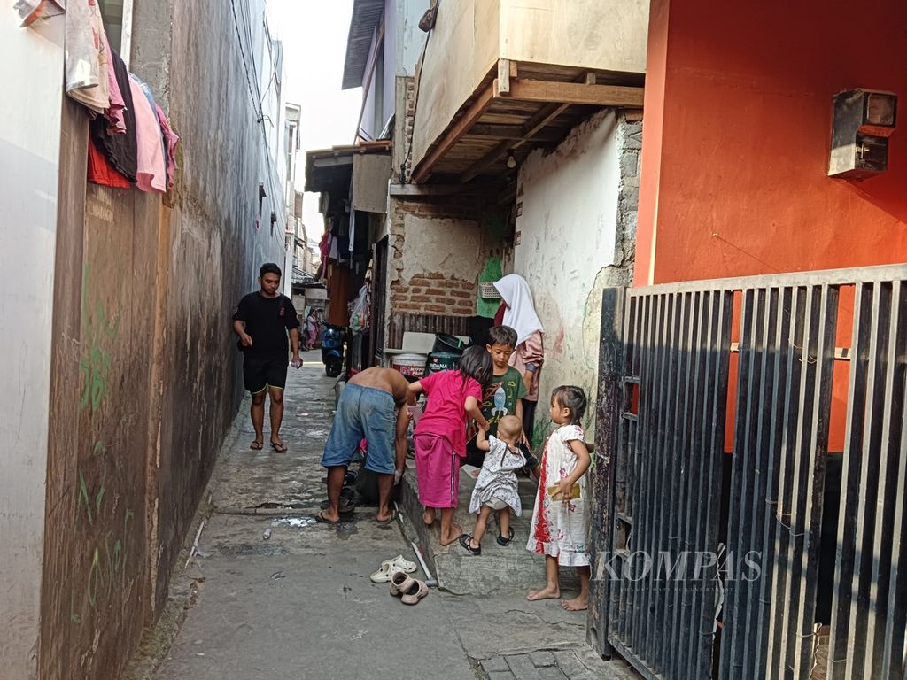 Kondisi sebuah rumah seluas 77 meter persegi yang dihuni 14 keluarga atau 25 orang di Kelurahan Citeureup, Kecamatan Cimahi Utara, Kota Cimahi, Jawa Barat, Rabu (10/7/2024).