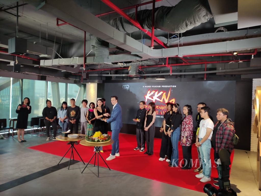 Pemotongan tumpeng yang mengiringi pengumuman para pemain dan syukuran menjelang <i>shooting KKN di Desa Penari 2: Badarawuhi</i> digelar di Jakarta, Senin (25/9/2023).