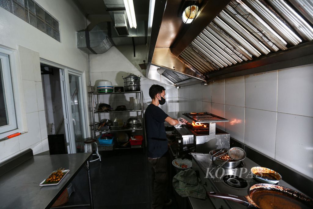 Karyawan mempersiapkan sate padang vegetarian di dapur Loka Padang di kawasan Cipete, Jakarta Selatan, Kamis (28/7/2022). Loka Padang tidak hanya menyajikan masakan vegetarian dengan citarasa minang, namun juga berbagai masakan khas nusantara seperti gudeg, sate Madura, serta sate Maranggi.  