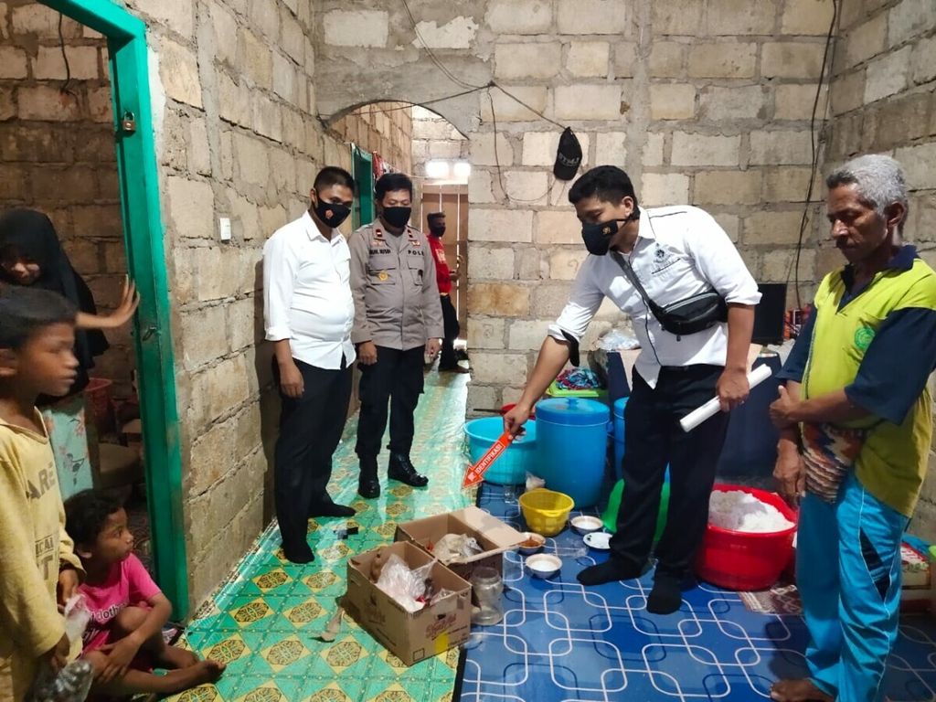 Kasatreskrim Polres Buton AKP Dedi Hartoyo beserta tim melakukan olah TKP terkait keracunan massal yang terjadi di Buton, Sulawesi Tenggara, Selasa (1/12/2020). Investigasi masih menunggu hasil uji laboratorium terhadap sejumlah sampel makanan yang telah diambil sebelumnya.